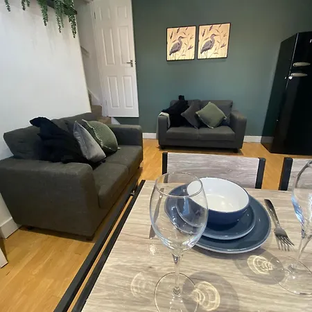 Elegant 4 Bed House - 5 Minutes From Leeds *