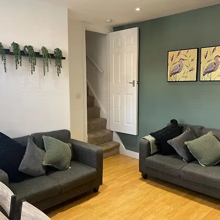 Apartment Elegant 4 Bed House - 5 Minutes From Leeds *