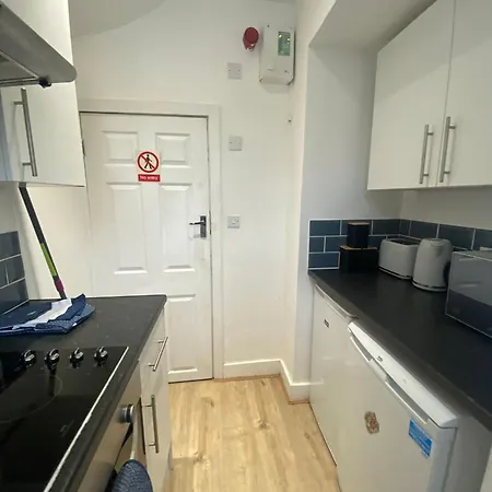 Apartment Elegant 4 Bed House - 5 Minutes From Leeds