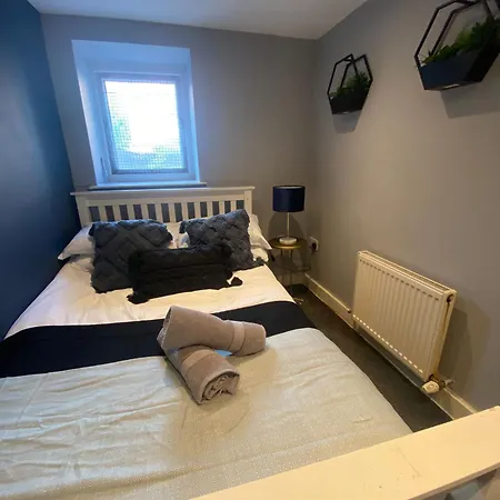 Elegant 4 Bed House - 5 Minutes From Leeds Apartment *