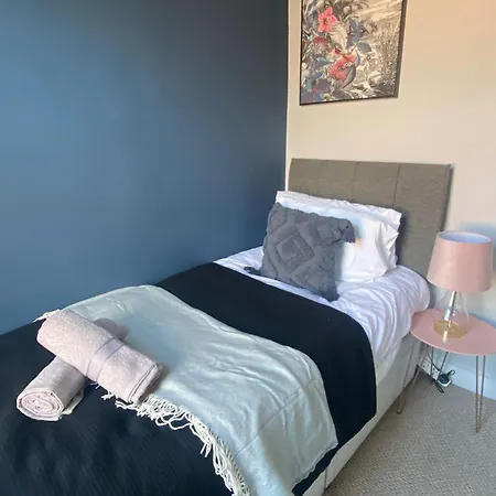 Elegant 4 Bed House - 5 Minutes From Leeds Leeds (West Yorkshire)