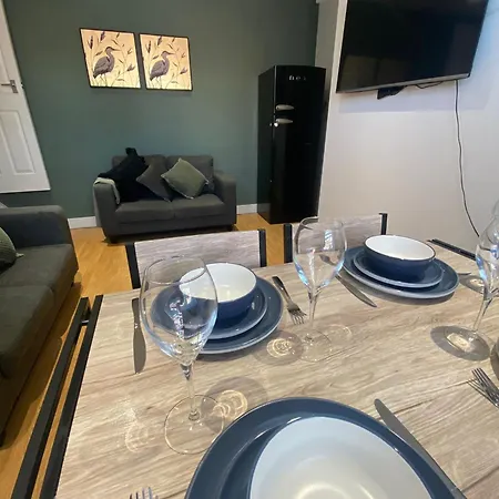 Elegant 4 Bed House - 5 Minutes From Leeds