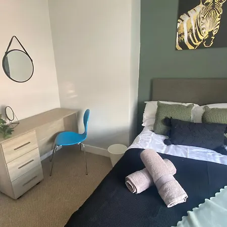 Elegant 4 Bed House - 5 Minutes From Leeds * Leeds (West Yorkshire)