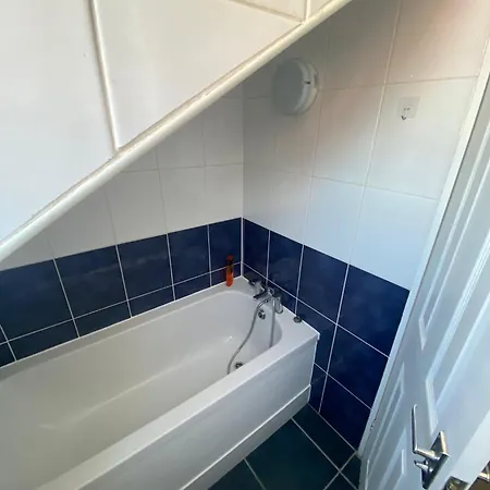 Apartment Elegant 4 Bed House - 5 Minutes From Leeds *