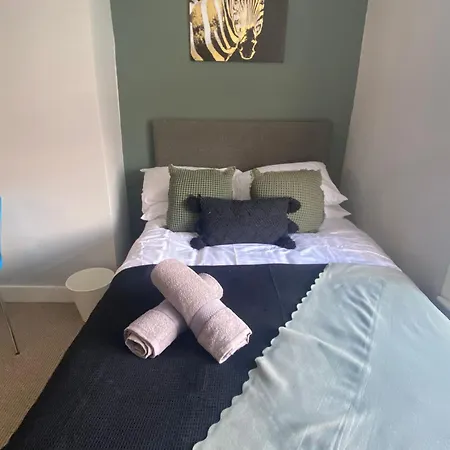 Elegant 4 Bed House - 5 Minutes From Leeds * Leeds (West Yorkshire)