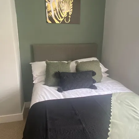 Elegant 4 Bed House - 5 Minutes From Leeds *