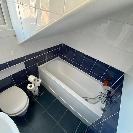 Elegant 4 Bed House - 5 Minutes From Leeds