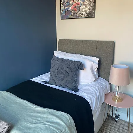 Elegant 4 Bed House - 5 Minutes From Leeds * Leeds (West Yorkshire)