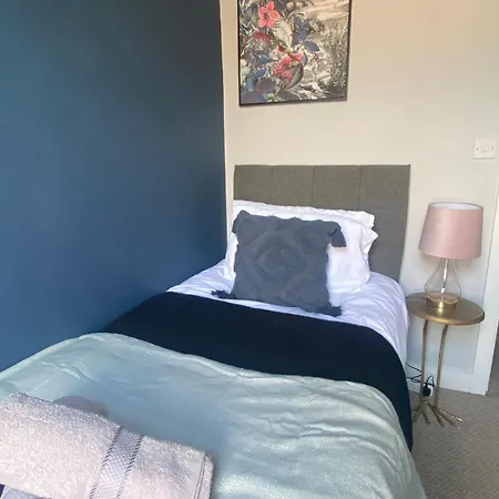 Apartment Elegant 4 Bed House - 5 Minutes From Leeds *