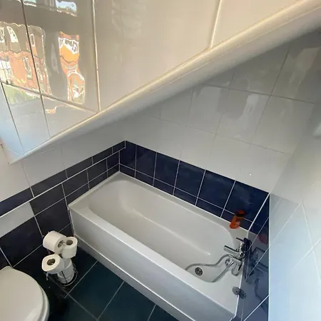Elegant 4 Bed House - 5 Minutes From Leeds